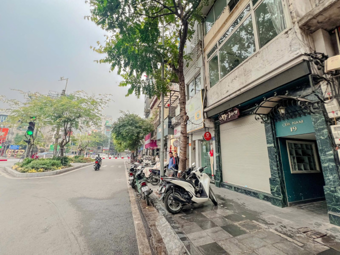 Cửa hàng mặt phố Trần Hưng Đạo, Hoàn Kiếm